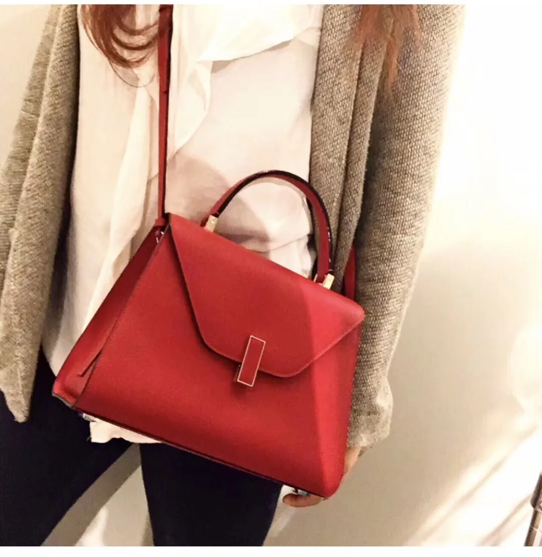 Valextra iside22cm has a sophisticated and elegant temperament, a must-have item for all major stars.